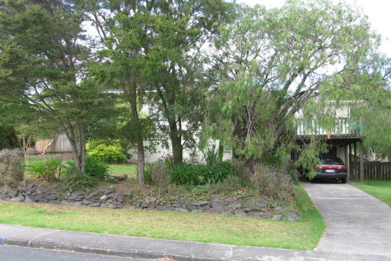 Property details for 32 Barron Drive, Green Bay, Auckland, 0604