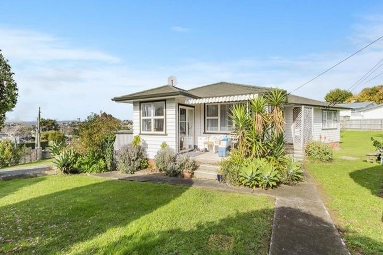 Photo of property in 27 Litten Road, Cockle Bay, Auckland, 2014
