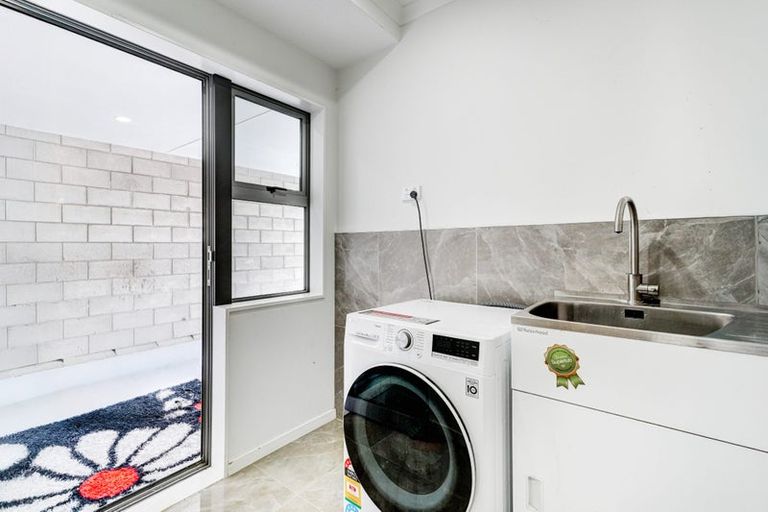 Photo of property in 74a Awaroa Road, Sunnyvale, Auckland, 0612