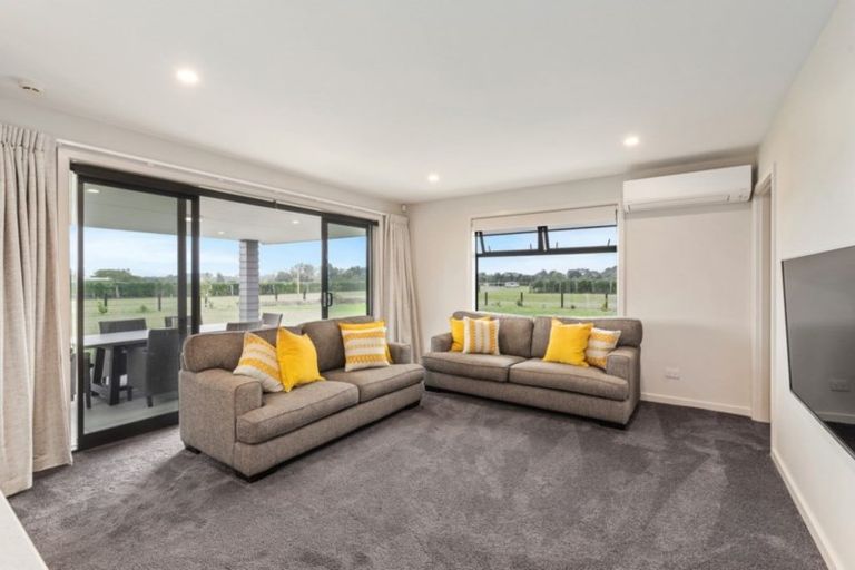 Photo of property in 18 Ohau Gravels Way, Ohau, Levin, 5570