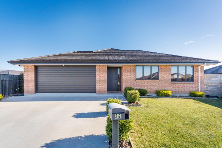 Photo of property in 34 Cyprus Place, Fitzherbert, Palmerston North, 4410