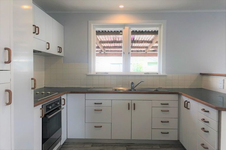 Photo of property in 48 Cobham Crescent, Kelston, Auckland, 0602