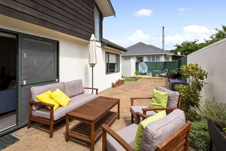 Photo of property in 1b Romney Square, Tawa, Wellington, 5028