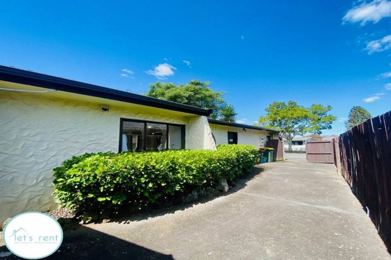 Photo of property in 11 Walter Strevens Drive, Conifer Grove, Takanini, 2112