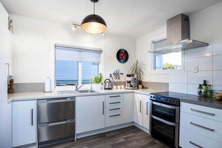 Photo of property in 25 Birdwood Avenue, Moturoa, New Plymouth, 4310