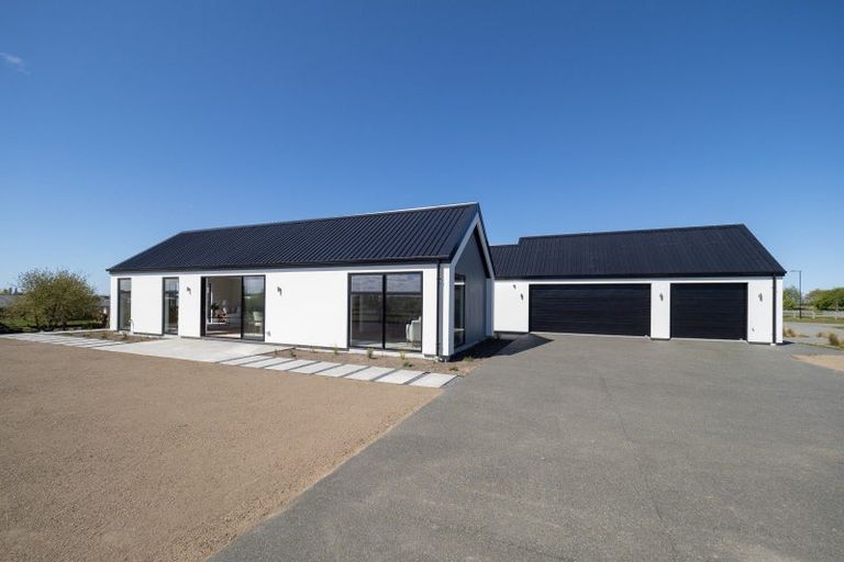 Photo of property in 14 Village Green Drive, Huntingdon, 7774