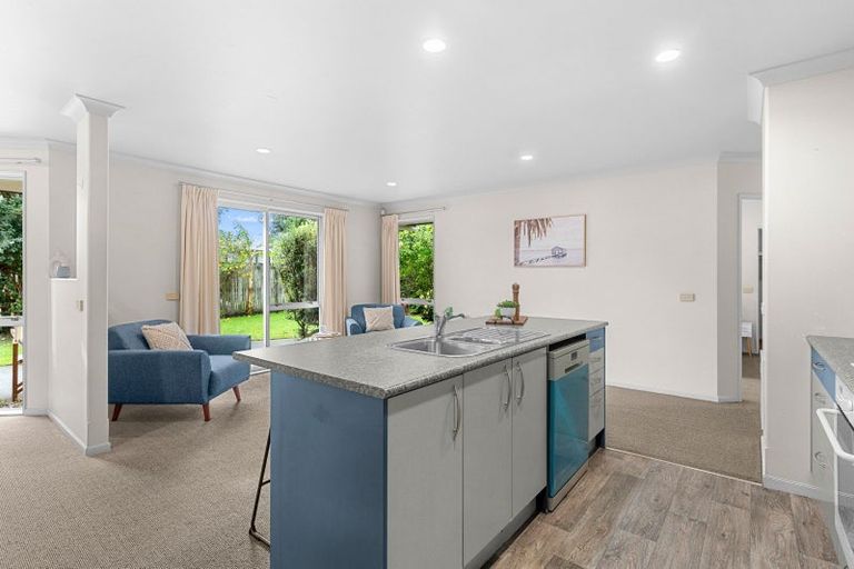 Photo of property in 11 Miami Place, One Tree Point, 0118