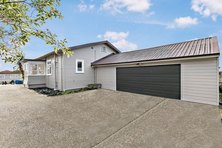 Photo of property in 118a Hutchinson Avenue, New Lynn, Auckland, 0600