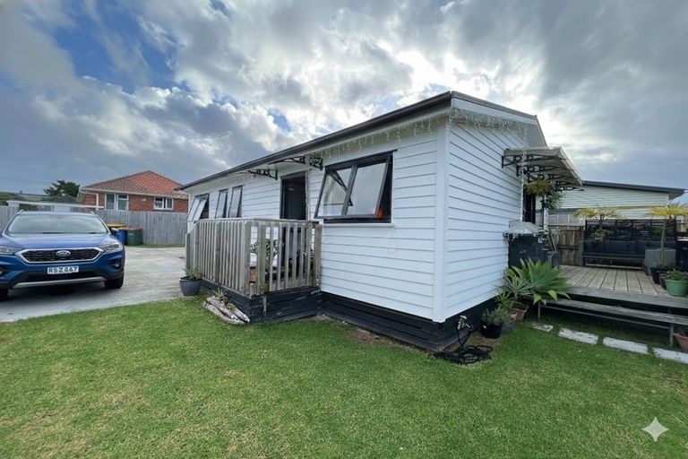 Photo of property in 57 Kelman Road, Kelston, Auckland, 0602