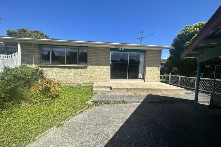 Photo of property in 1/1a Sequoia Place, Maoribank, Upper Hutt, 5018