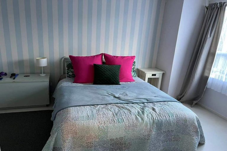 Photo of property in 15 Robert Burke Place, Henderson, Auckland, 0612