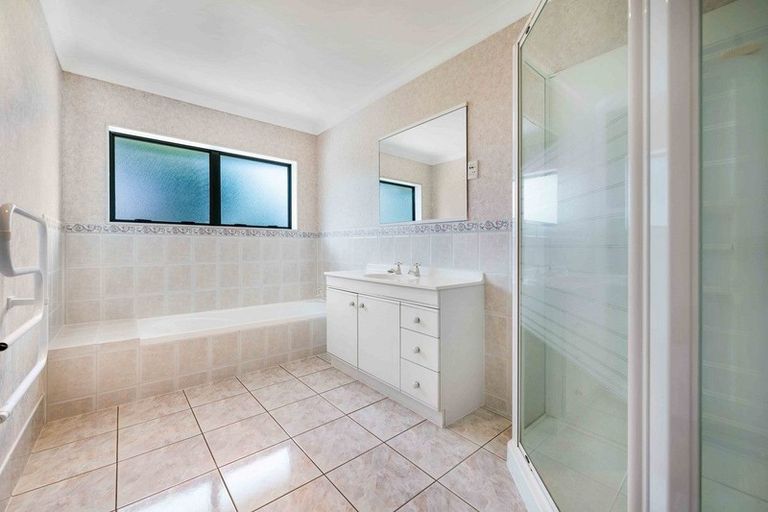 Photo of property in 2 Oakwood Place, Pukekohe, 2120