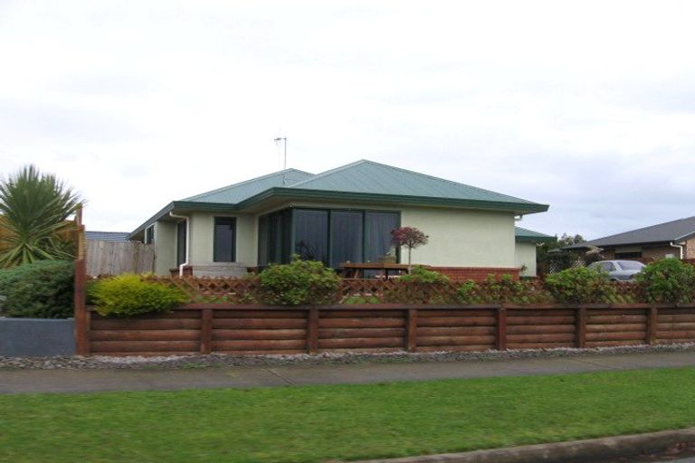 Photo of property in 8 Fernlea Avenue, Kelvin Grove, Palmerston North, 4414