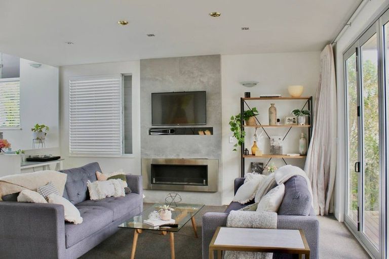 Photo of property in 15 Courtneys, West Harbour, Auckland, 0618