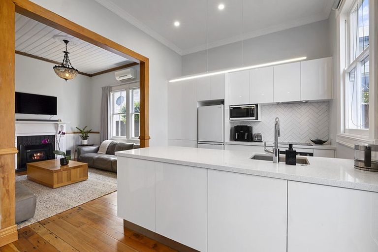 Photo of property in 8 Morley Street, New Plymouth, 4310