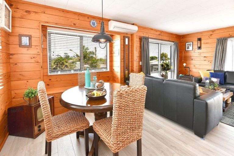 Photo of property in 5 Kaipara Crescent, Helensville, 0800