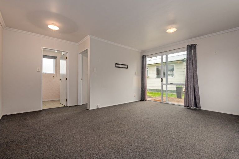 Photo of property in 32 Cumberland Place, Kelvin Grove, Palmerston North, 4414