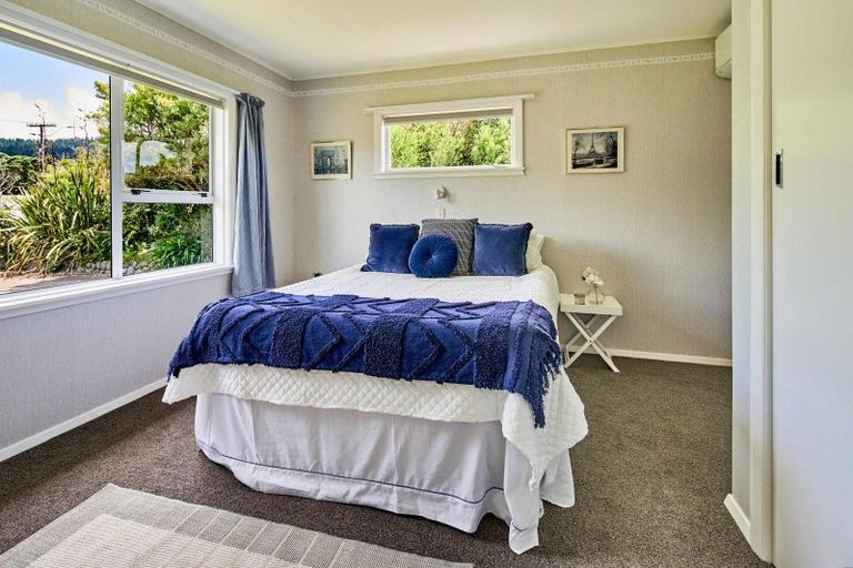 Photo of property in 13 Kereru Bend, Tawa, Wellington, 5028