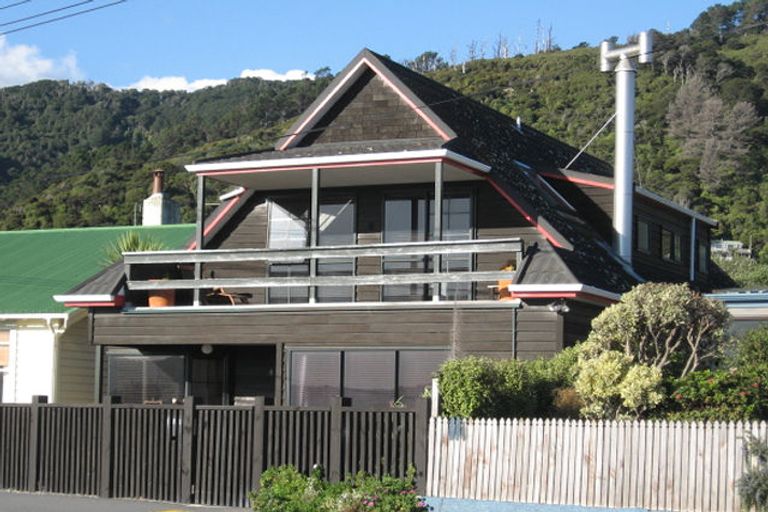 Photo of property in 121 Marine Parade, Eastbourne, Lower Hutt, 5013