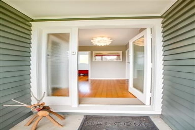 Photo of property in 13 Graham Avenue, Te Atatu Peninsula, Auckland, 0610