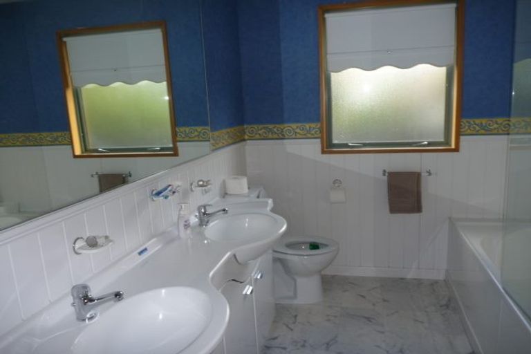 Photo of property in 49 Cedar Drive, Kelvin Heights, Queenstown, 9300