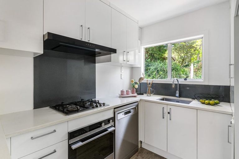 Photo of property in 16 Dunraven Place, Torbay, Auckland, 0630