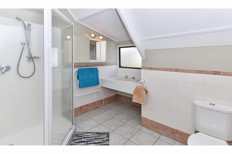 Photo of property in 2/10 Mcinnes Road, Weymouth, Auckland, 2103