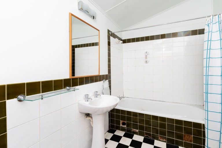 Photo of property in 73 Marine Parade, Eastbourne, Lower Hutt, 5013