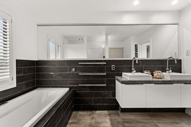 Photo of property in 62 Meeanee Quay, Westshore, Napier, 4110