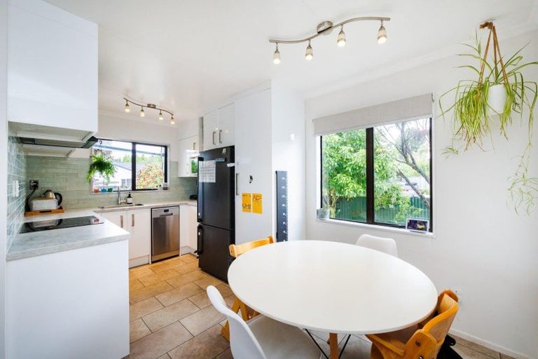 Photo of property in 27 Newton Place, Westbrook, Palmerston North, 4412