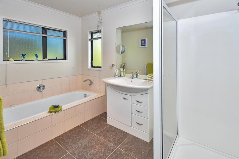 Photo of property in 16a Glenross Drive, Wattle Downs, Auckland, 2103