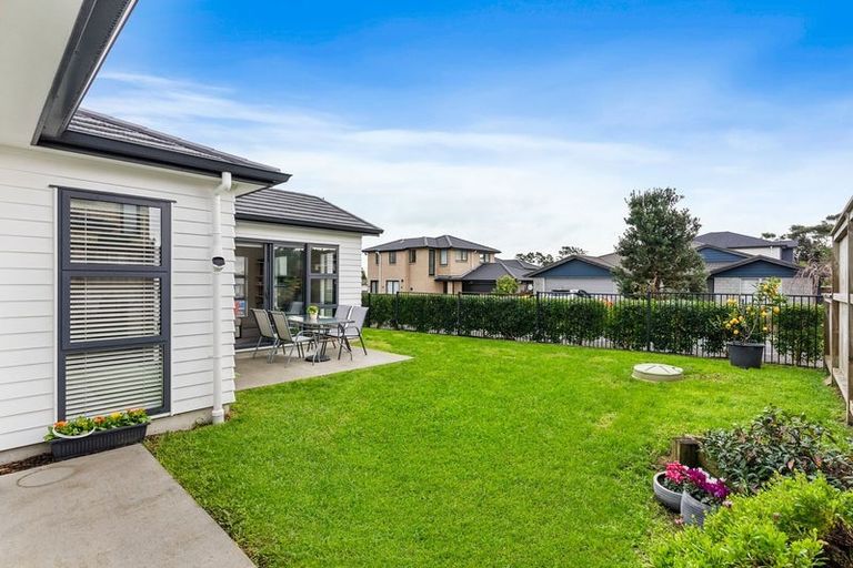 Photo of property in 11 Sauterne Road, Kumeu, 0810