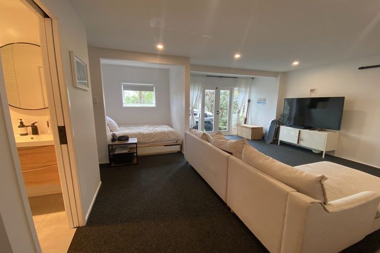 Photo of property in 37 Gill Avenue, Te Atatu Peninsula, Auckland, 0610