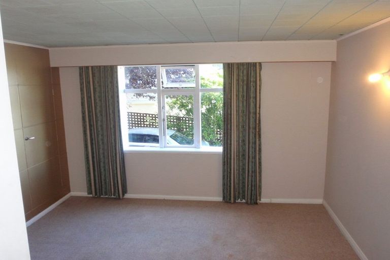 Photo of property in 2 Sugarloaf Road, Brooklyn, Wellington, 6021