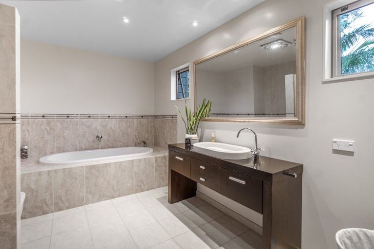 Photo of property in 37 Hardens Lane, Paremoremo, Auckland, 0632