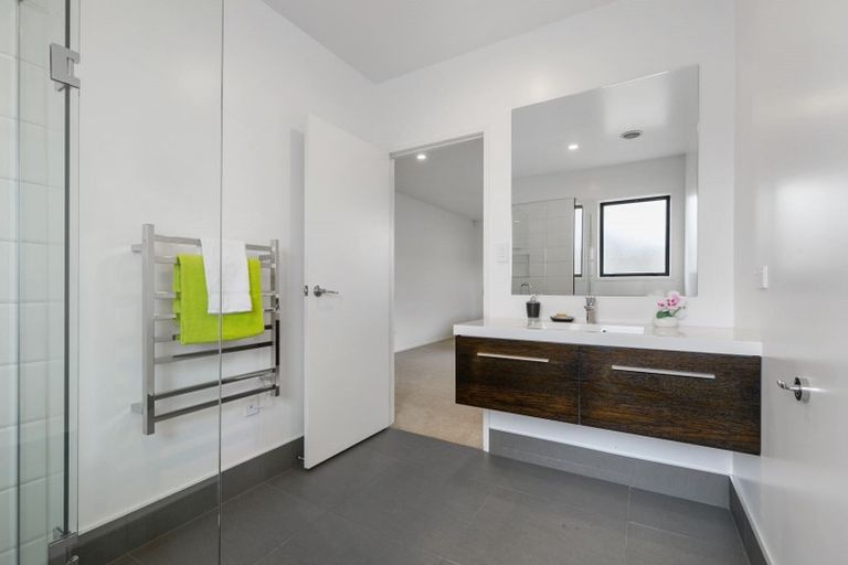 Photo of property in 28 Kilmacrennan Drive, Rosehill, Papakura, 2113