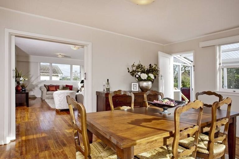 Photo of property in 25 Esmonde Road, Takapuna, Auckland, 0622