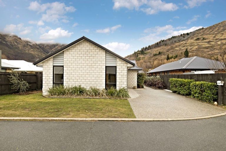 Photo of property in 2 Sew Hoy Lane, Arthurs Point, Queenstown, 9371
