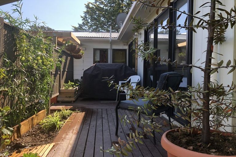 Photo of property in 29 Deverell Place, Northcross, Auckland, 0632