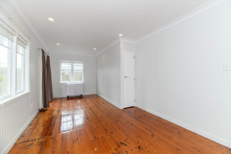 Photo of property in 70 Hobsonville Road, West Harbour, Auckland, 0618