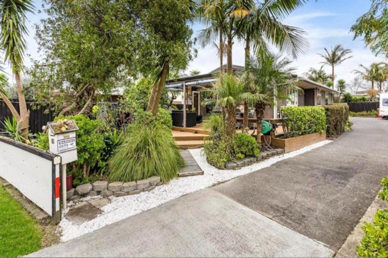 Photo of property in 12 Quo Vadis Place, Red Beach, 0932