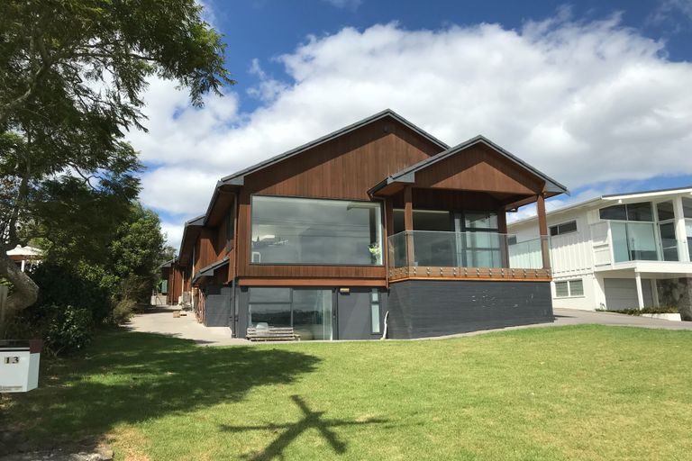 Photo of property in 13 Kiwi Esplanade, Mangere Bridge, Auckland, 2022