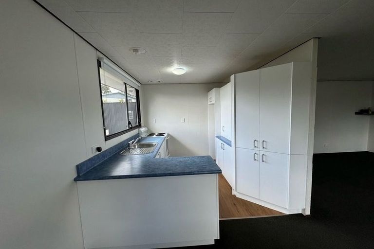 Photo of property in 2/76 Parrs Cross Road, Henderson, Auckland, 0612