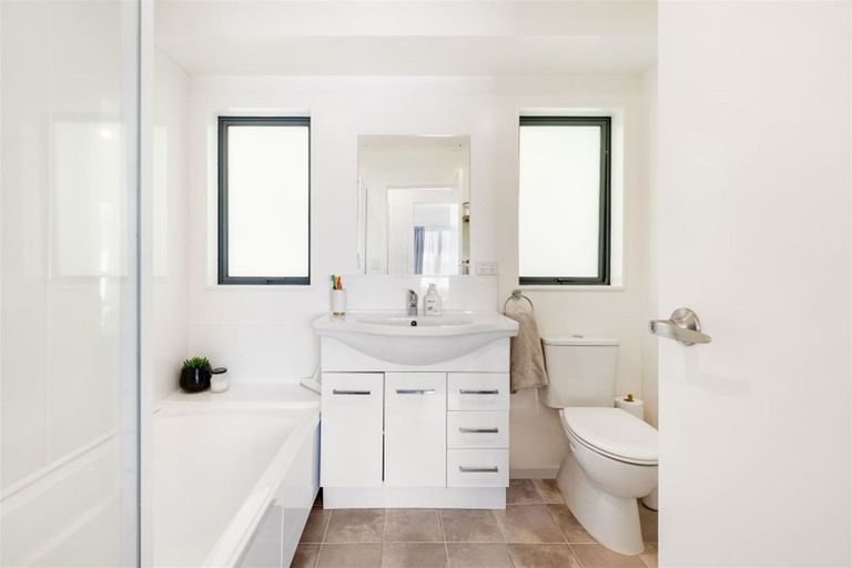 Photo of property in 5 Kemp Road, Massey, Auckland, 0614