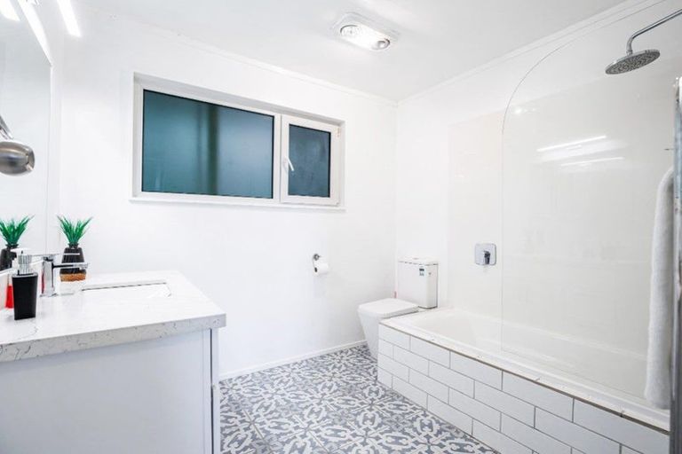 Photo of property in 15 Arde Place, Massey, Auckland, 0614