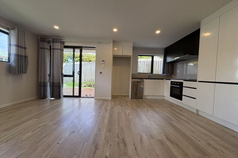 Photo of property in 1/20 Peach Road, Glenfield, Auckland, 0629