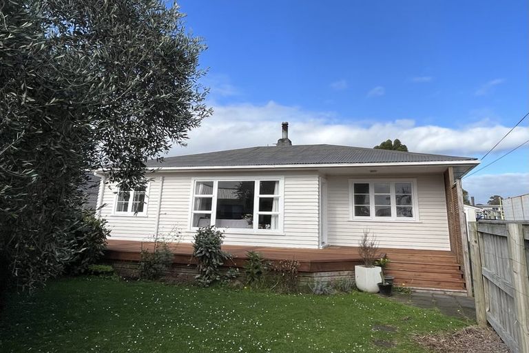 Photo of property in 6 Rarawa Place, Vogeltown, New Plymouth, 4310