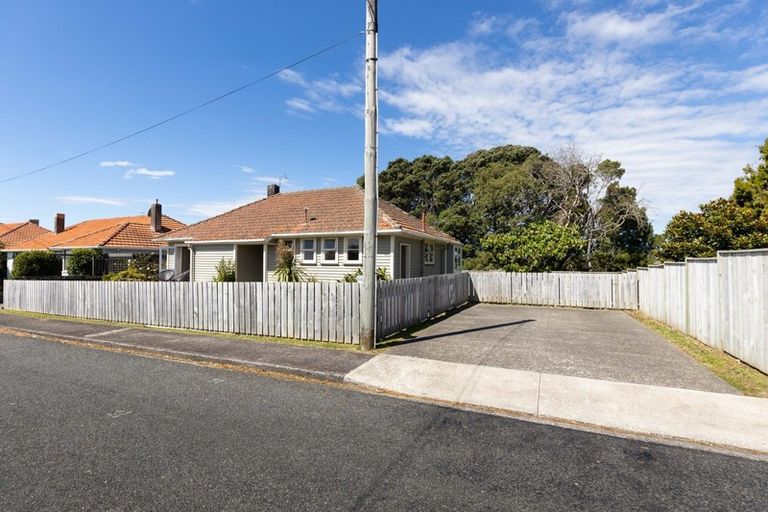 Photo of property in 121 Frankley Road, Frankleigh Park, New Plymouth, 4310