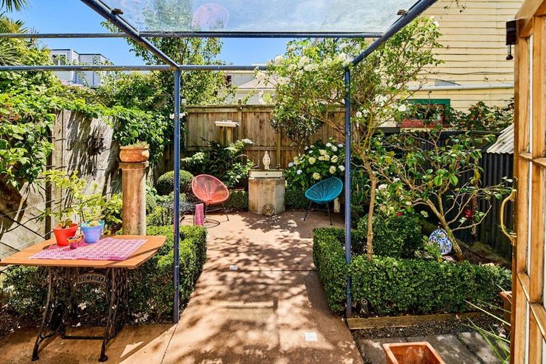 Photo of property in 6 Porritt Avenue, Mount Victoria, Wellington, 6011