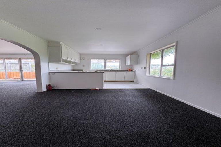 Photo of property in 4 Tawavale Crescent, Totara Vale, Auckland, 0629
